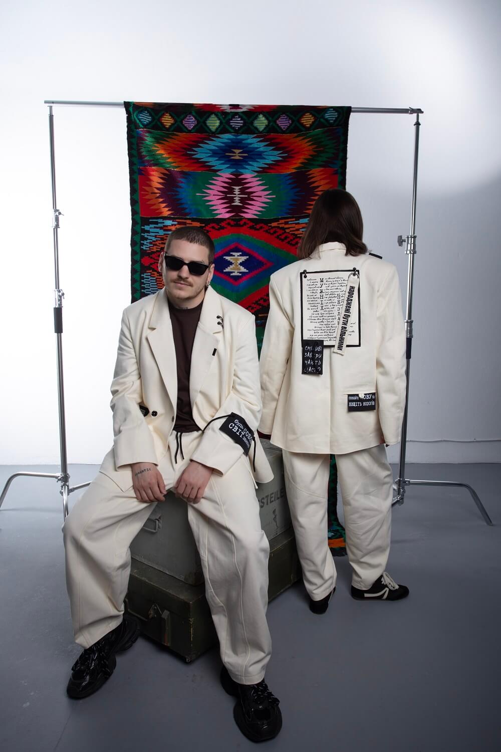 Чоловічий піджак з патчами «Народжені бути вільними»