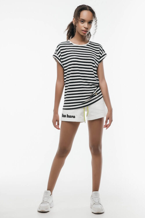 Shorts with a printed design – White